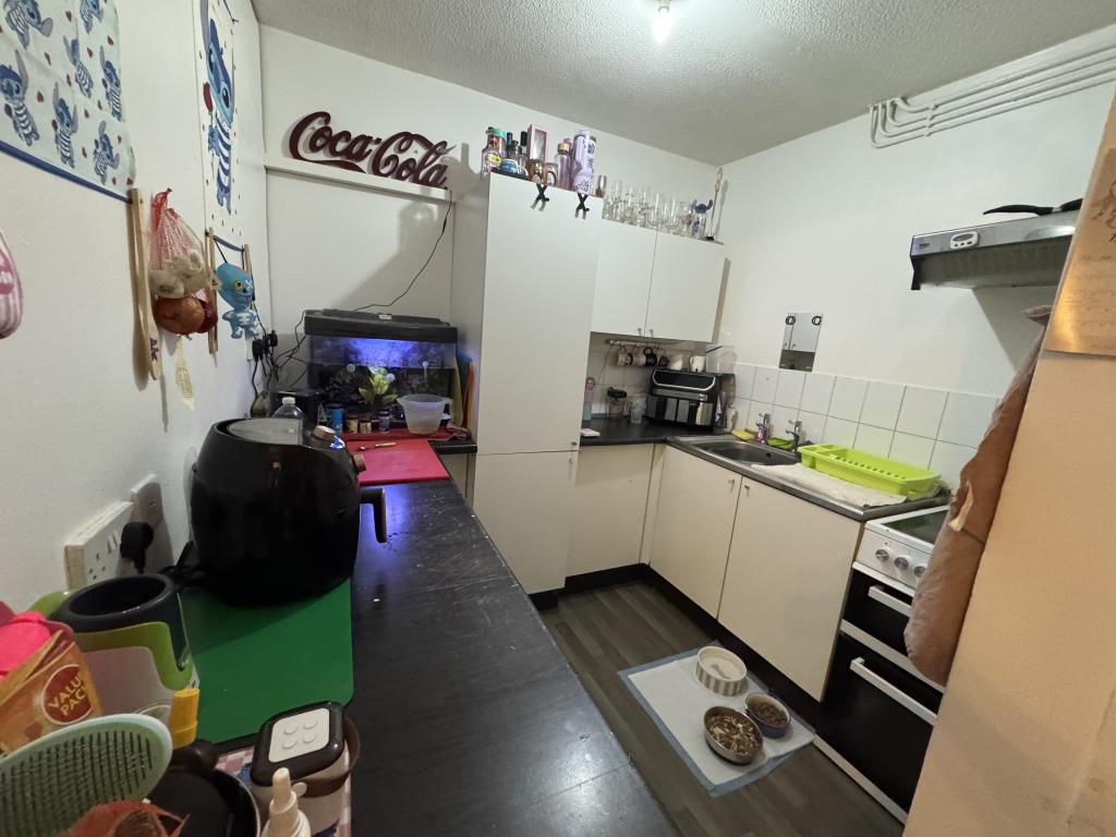 Lot: 140 - PROPERTY ARRANGED AS TWO FLATS - First floor flat kitchen